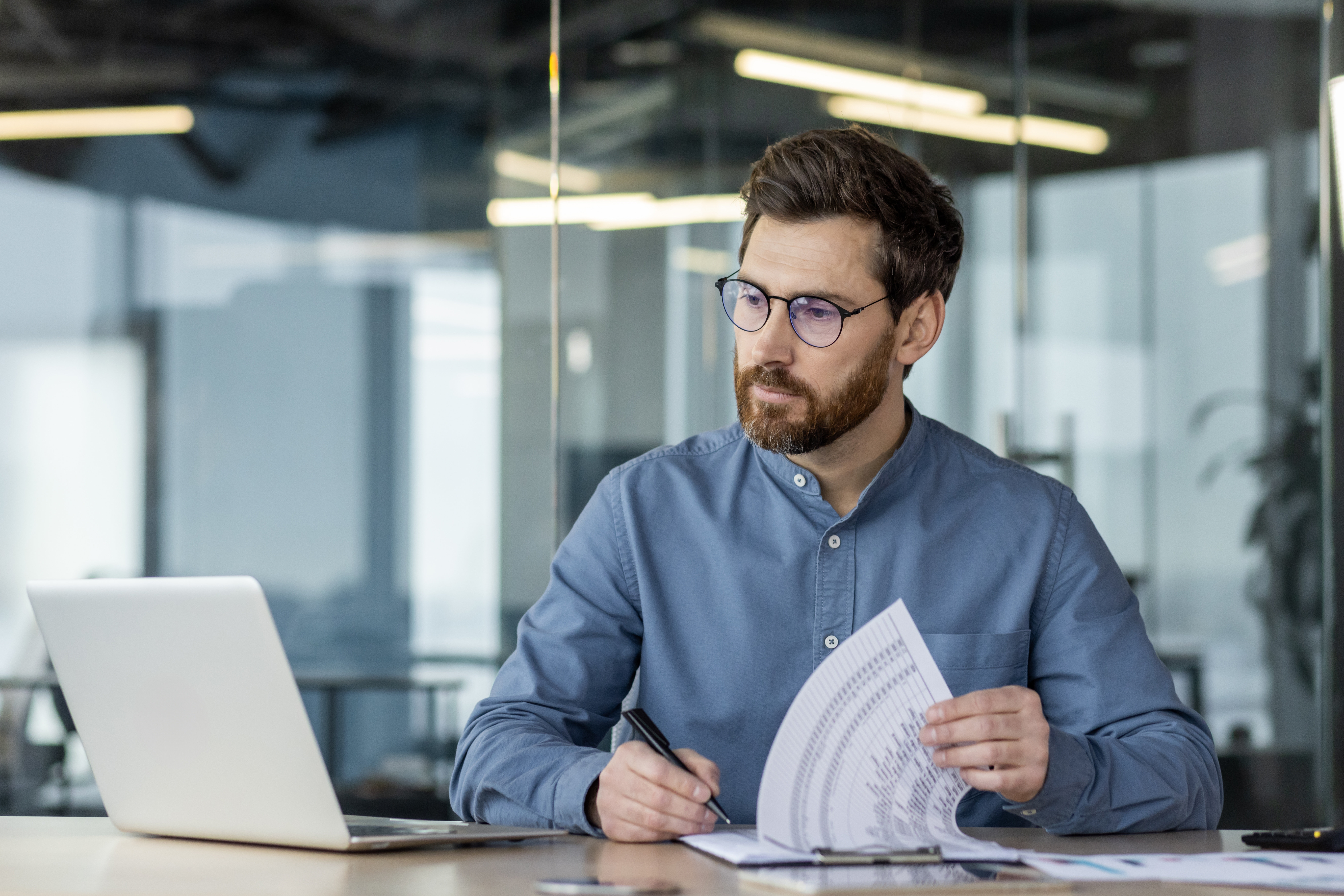 business development manager buduje ofertę handlową dla klienta